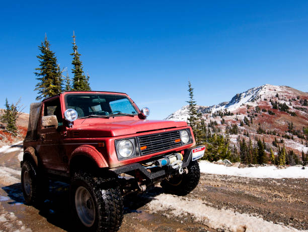 four wheeling on black lake road, idaho - off road vehicle snow 4x4 driving imagens e fotografias de stock