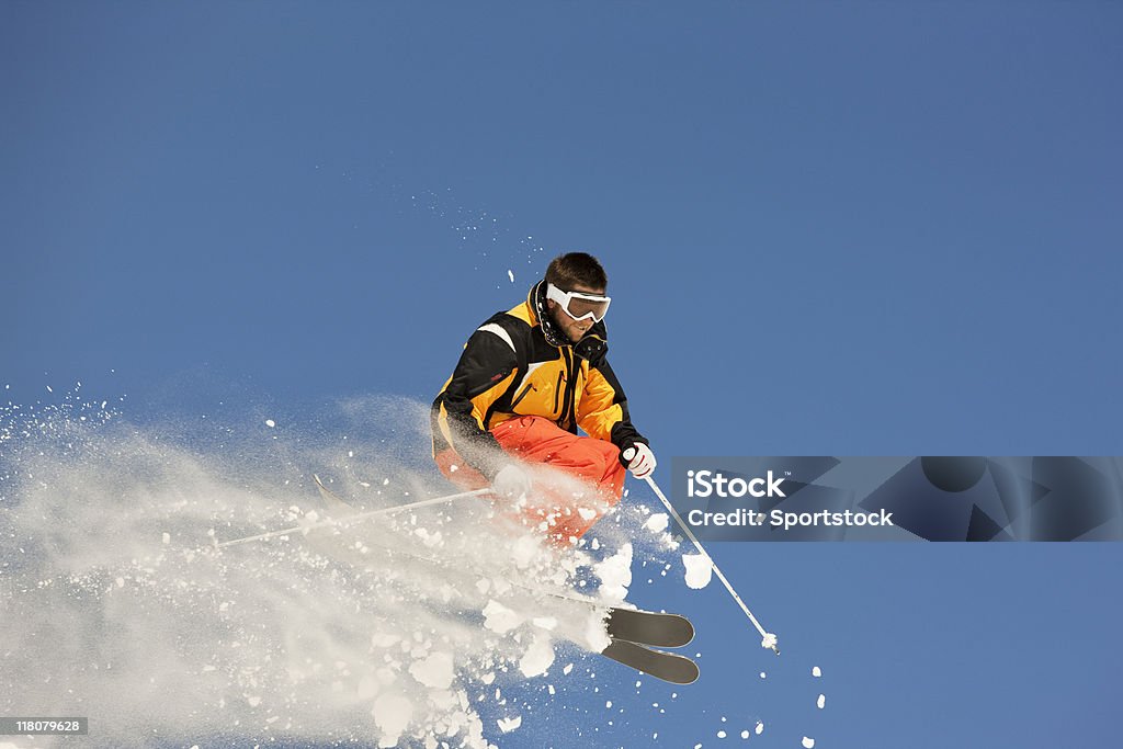 Mężczyzna latać na stok narciarski - Zbiór zdjęć royalty-free (Chłodny)