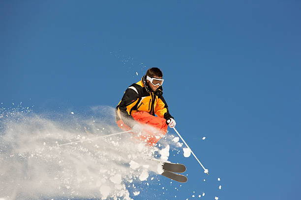 человек, летящий над лыжная трасса - powder snow skiing agility jumping стоковые фото и изображения