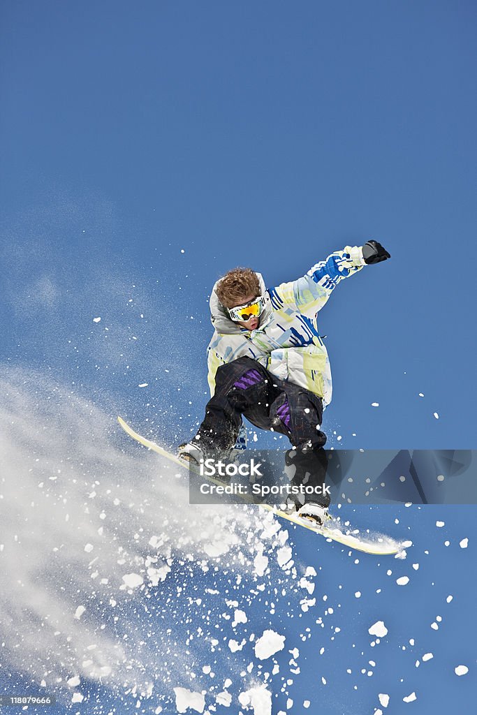Snowboarder suspension dans l'Air de faire sauter - Photo de Activité de loisirs libre de droits