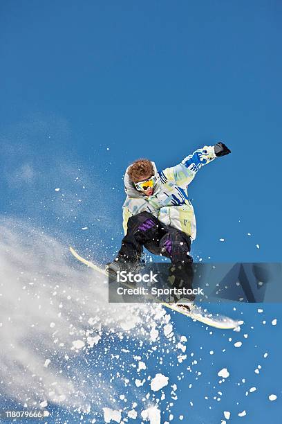 Snowboardzistka Wiszący W W Powietrzu Dzięki Czemu Skok - zdjęcia stockowe i więcej obrazów Chwytać