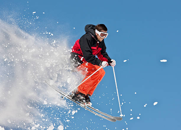 熟練スキーヤーに吊り下げられた空中アゲインストブルースカイ - powder snow skiing agility jumping ストックフォトと画像