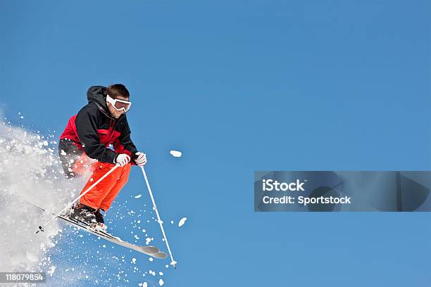 Foto de Especialista Esquiador Voando Sobre A Pista De Esqui e mais fotos de stock de Adulto