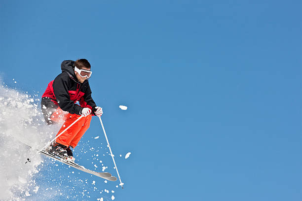 эксперт лыжника, летящий над лыжная трасса - powder snow skiing agility jumping стоковые фото и изображения