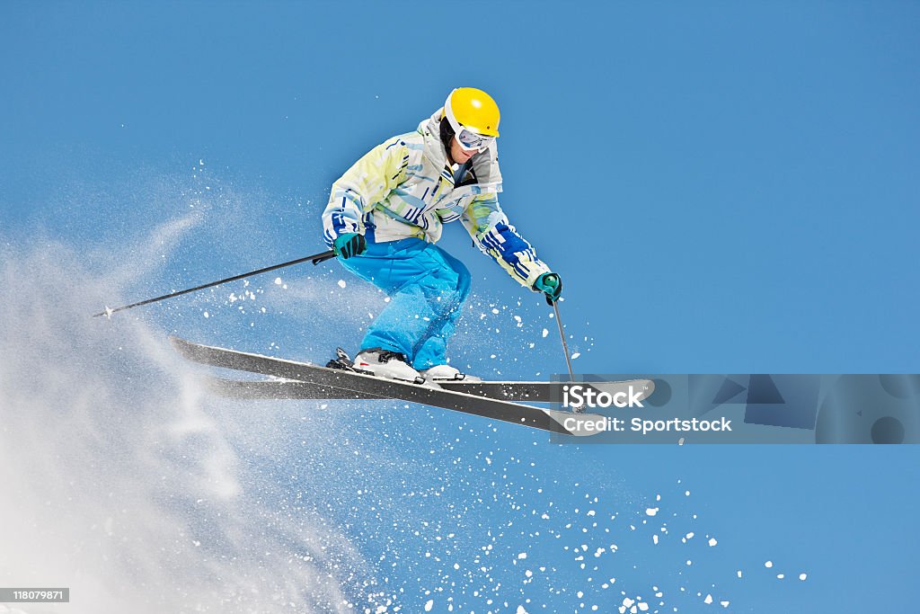 Ski Jump gegen strahlend blauem Himmel - Lizenzfrei Hochspringen Stock-Foto