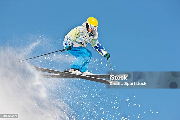 Ski Jump Gegen Strahlend Blauem Himmel Stockfoto und mehr Bilder von Hochspringen - Hochspringen, Skifahren, Abenteuer