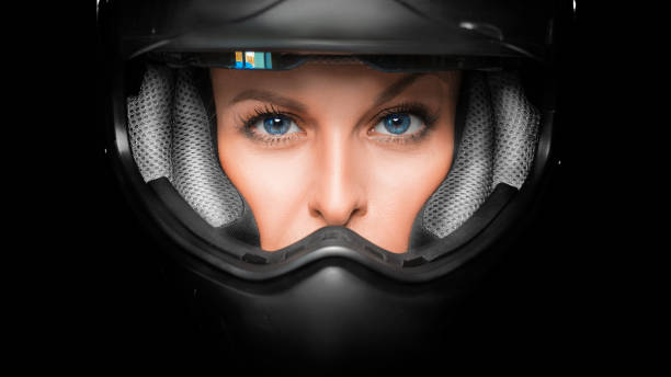feche acima da vista de uma face da mulher no capacete do motociclista. - helmet motorized sport biker crash helmet - fotografias e filmes do acervo