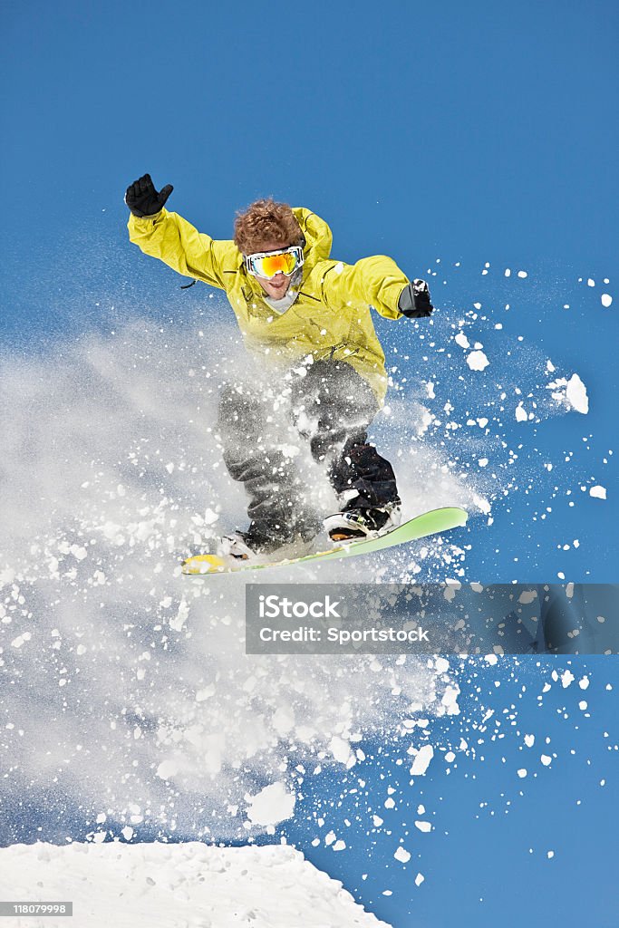 Snowboarder Airborne gegen blauen Himmel - Lizenzfrei Abenteuer Stock-Foto