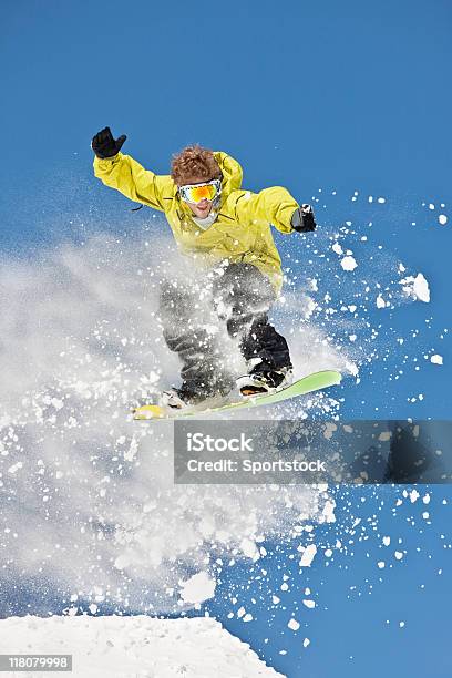 Snowboarder Airborne Gegen Blauen Himmel Stockfoto und mehr Bilder von Abenteuer - Abenteuer, Aufnahme von unten, Berg