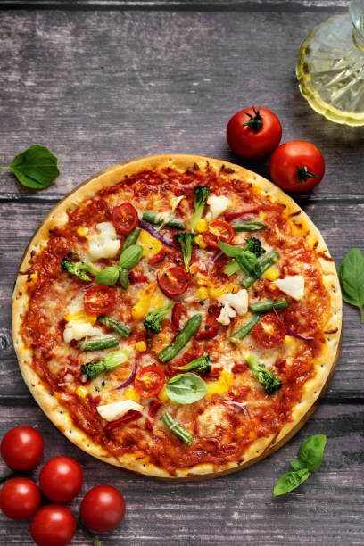 primer plano de pizza vegetariana saludable con queso y verduras - vegetarian pizza fotografías e imágenes de stock