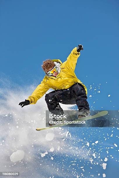 Especialista De Snowboard Na Flutuar No Ar - Fotografias de stock e mais imagens de Snowboard - Snowboard, Saltar, Sexo Masculino