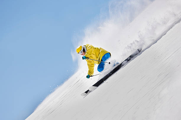 jeune skieur en descendant course - skiing sports helmet powder snow ski goggles photos et images de collection