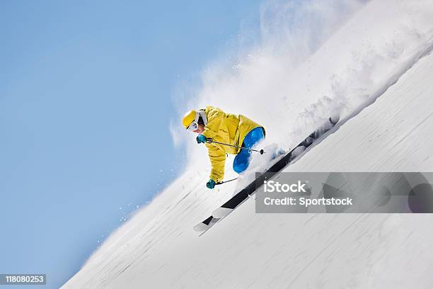 Giovane Sciatore A Discesa Corsa - Fotografie stock e altre immagini di Sci - Sci e snowboard - Sci - Sci e snowboard, Sci - Attrezzatura sportiva, Competenza