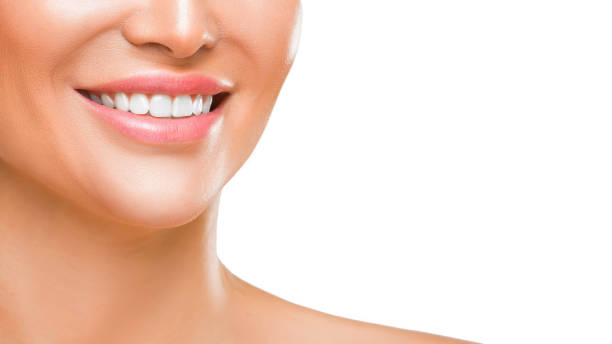 sourire de femme avec les dents saines blanches, d'isolement sur le fond blanc. - dentists chair chair dentist office stomatology photos et images de collection
