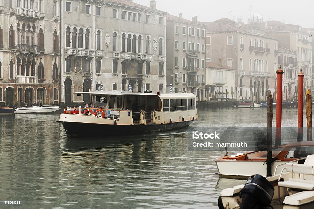 Vaporetto al misty Canal Grande - Foto stock royalty-free di Acqua