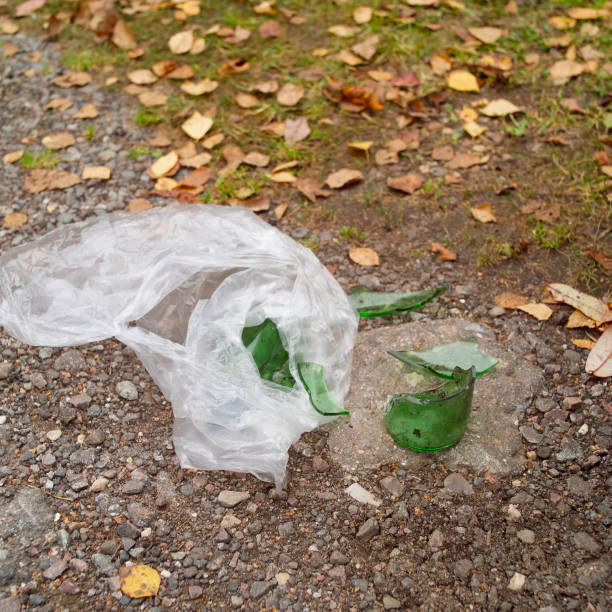 bottiglia rotta su asfalto - close up of a broken bottle, street foto e immagini stock