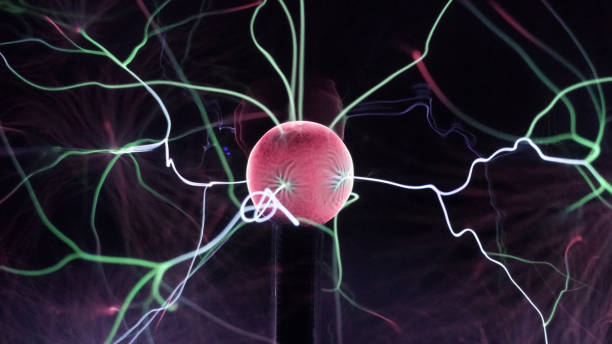 vue de boule de plasma avec des rayons d'énergie mobiles à l'intérieur sur le fond noir. éclair abstrait dans les couleurs. électricité dans le gaz. - tesla photos et images de collection