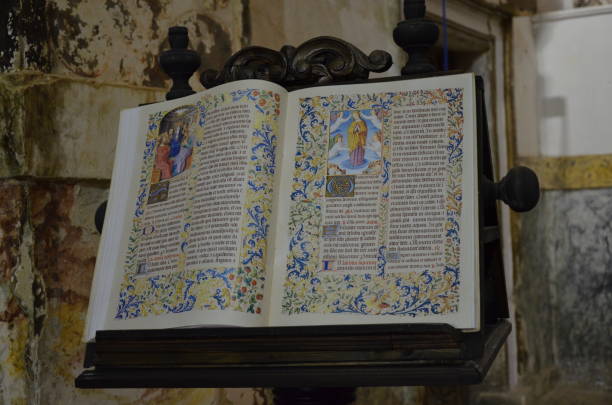 starożytna średniowieczna książka w kościele - manuscript zdjęcia i obrazy z banku zdjęć
