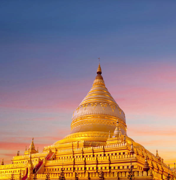 złota pagoda shwezigon o zachodzie słońca w bagan, dywizja mandalaj, myanmar - pagoda bagan tourism paya zdjęcia i obrazy z banku zdjęć