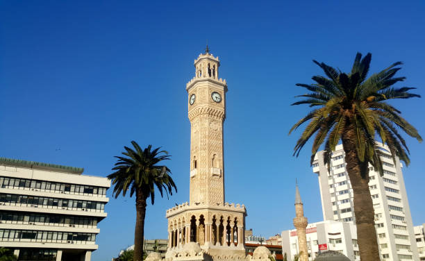 torre del reloj histórico de izmir, turquía. - izmir turkey konak clock tower fotografías e imágenes de stock