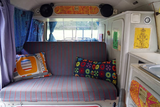 vista interior de la furgoneta camper hippie - mobile home audio fotografías e imágenes de stock