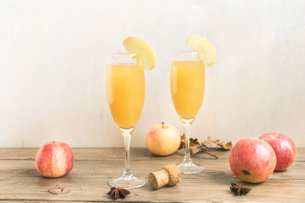 cóctel apple mimosa - soft cider fotografías e imágenes de stock