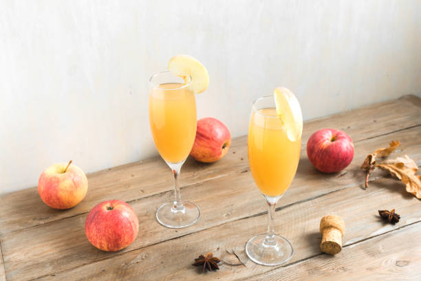 cóctel apple mimosa - soft cider fotografías e imágenes de stock
