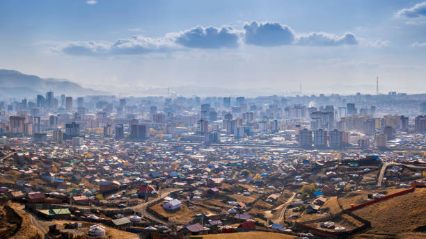 ウランバートルのダウンタウン、街の前にユルト - inner mongolia ストックフォトと画像