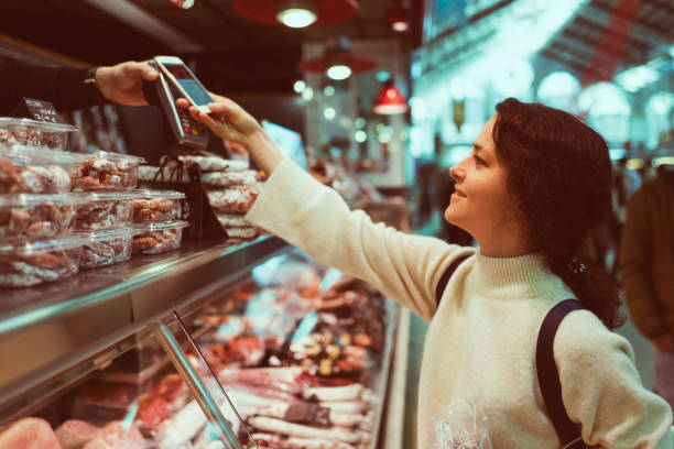 농부의 시장에서 비접촉식 지불 하는 여자 - meat supermarket butchers shop market 뉴스 사진 이미지
