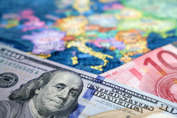 dollaro usa e banconote in euro sulla mappa dell'europa - currency exchange currency european union currency dollar foto e immagini stock