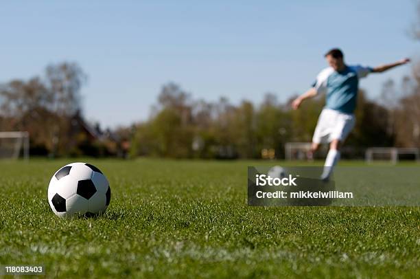 Foto de Calçados Bola De Jogador De Futebol e mais fotos de stock de Barreira Defensiva - Barreira Defensiva, Bola de Futebol, Brincar