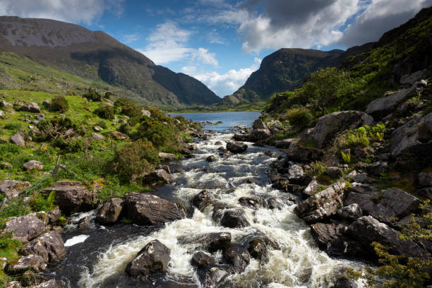 gap of dunloe, contea di kerry, irlanda del sud - macgillicuddys reeks foto e immagini stock