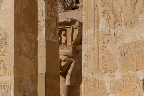 Luxor, Gouvernment al-Uqsur/Egypt - December 9, 2018: Temple of Hatshepsut in Thebes West, Upper Egypt. Statues, hieroglyphs, murals. Breathtaking cultural treasures luxor, gouvernment al-uqsur/egipto - 9 de diciembre de 2018: valle de los reyes en luxor, alto egipto en la madrugada. vistas interiores de tumbas, pinturas murales con jeroglíficos egipcios antiguos, cámaras funerarias, corredores subterráneos. tumbas