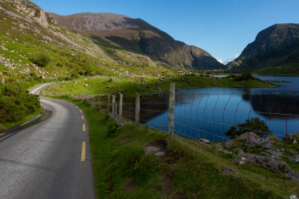 gap di dunloe windy irish mountain road - macgillicuddys reeks foto e immagini stock