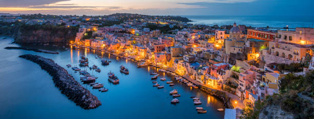 夕方のプロチダの美しい島のパノラマビュー, ナポリの近く, カンパニア州, イタリア. - ischia island campania nautical vessel harbor ストックフォトと画像