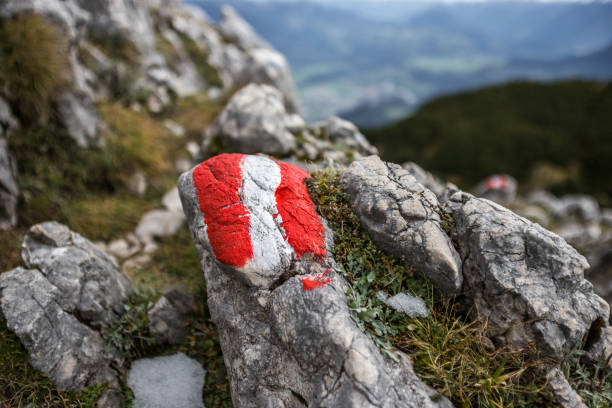 アルプスの登山標識としてのオーストリアの旗 - austrian flag ストックフォトと画像
