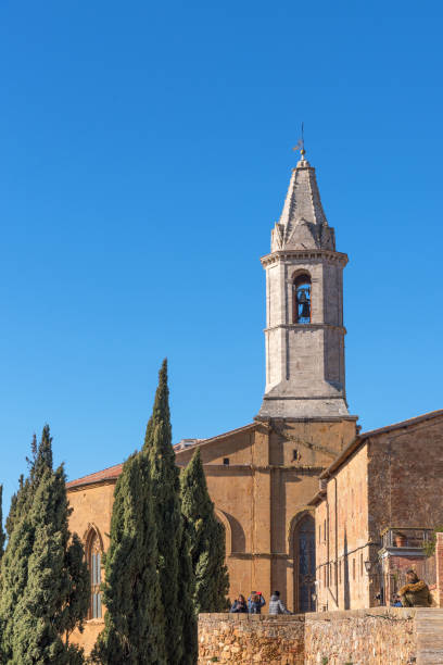 schöne straße von pienza mit weihnachtsbaum und weihnachtsdekoration. toskana, italien - new seven wonders of the world stock-fotos und bilder