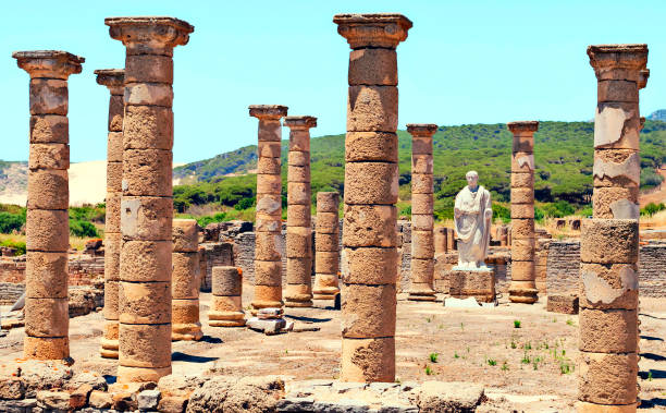 colonnes romaines - ancient past classic monument photos et images de collection