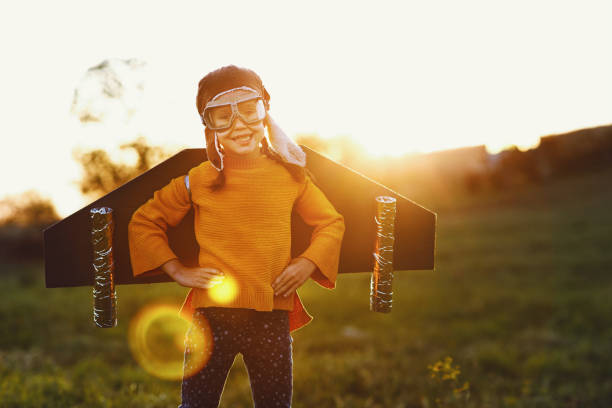 o aviador piloto da criança com asas do avião sonha de viajar no verão no por do sol - 12017 - fotografias e filmes do acervo