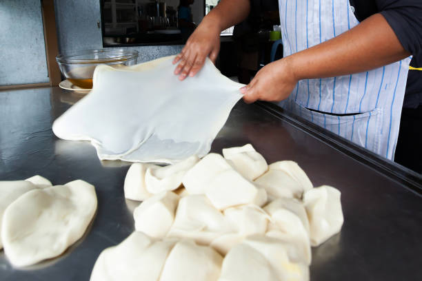 tiro cerrado de manos de mujer amasando la masa roti con aceite en la mesa de acero inoxidable. - 3615 fotografías e imágenes de stock