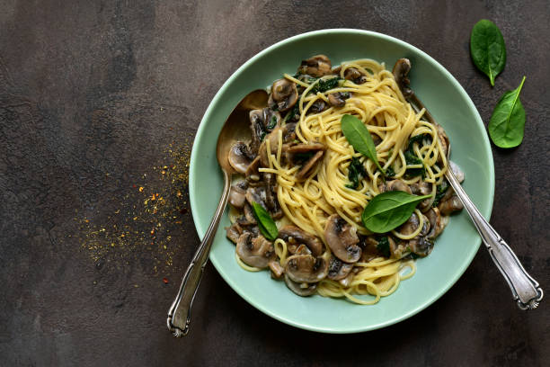 istock Spaghetti with mushrooms and spinach in a cream sauce 1180853947