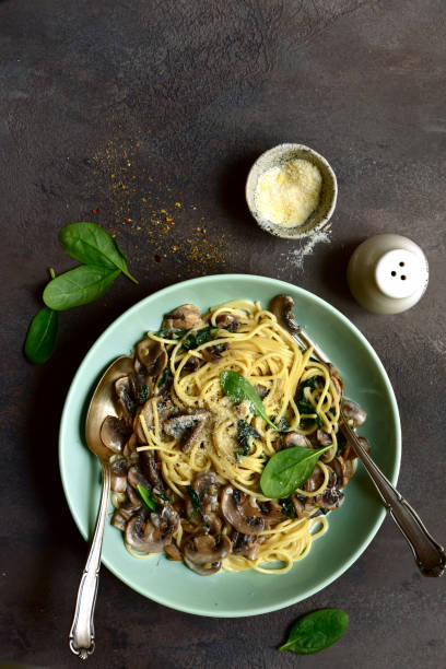 istock Spaghetti with mushrooms and spinach in a cream sauce 1180854083