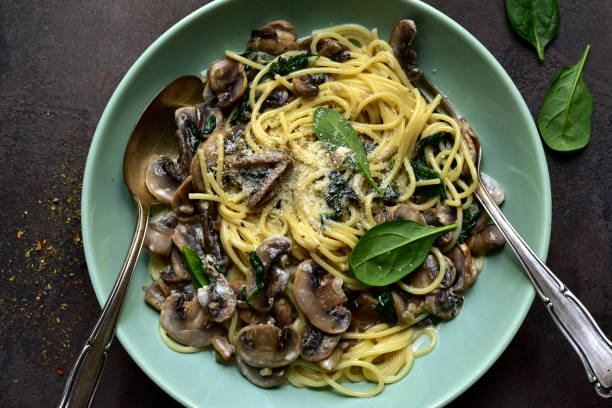 istock Spaghetti with mushrooms and spinach in a cream sauce 1180854092