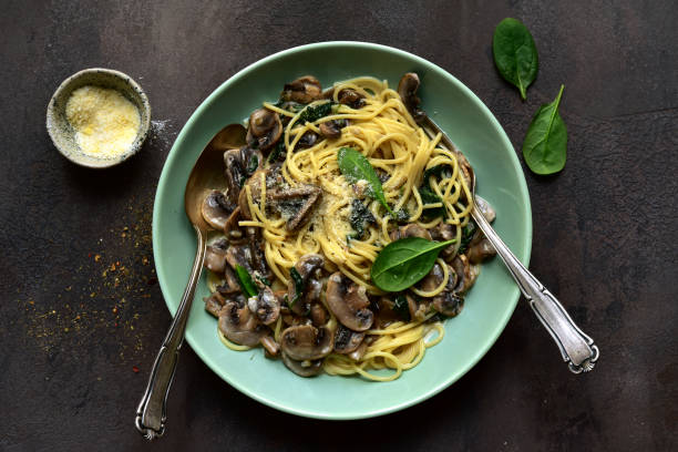 istock Spaghetti with mushrooms and spinach in a cream sauce 1180854440