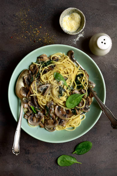 istock Spaghetti with mushrooms and spinach in a cream sauce 1180854622