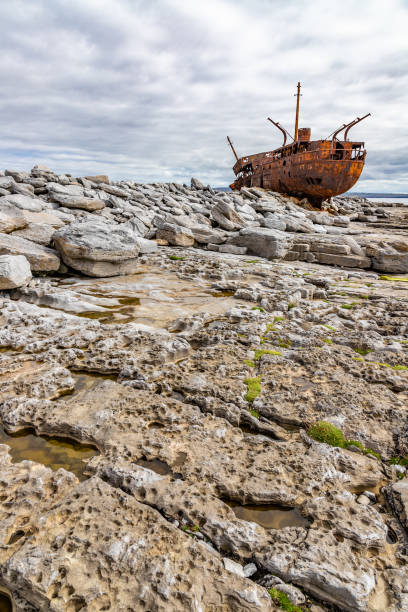 plassey shipwreck and rocks in inisheer island - inisheer imagens e fotografias de stock