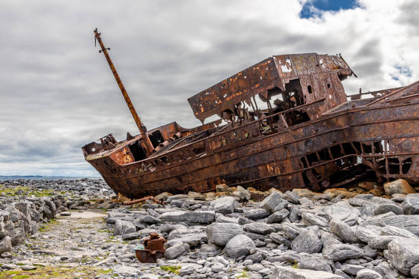 plassey shipwreck and rocks in inisheer island - inisheer imagens e fotografias de stock
