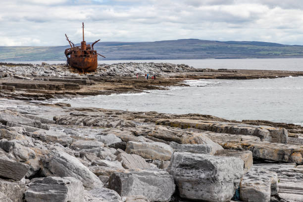 plassey shipwreck and rocks in inisheer island - inisheer imagens e fotografias de stock