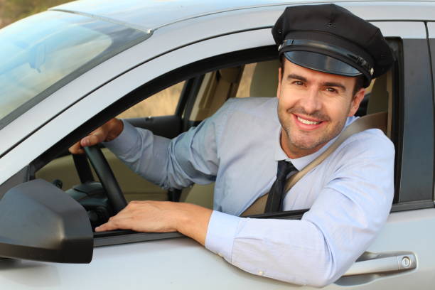 motorista considerável que sorri na câmera - chauffeur limousine hat driver - fotografias e filmes do acervo