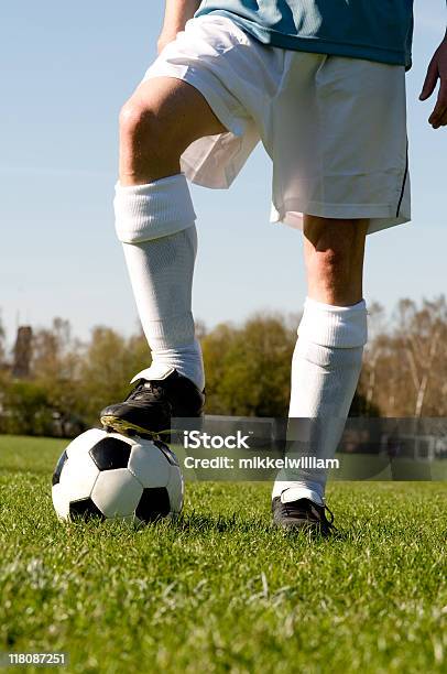 サッカー選手サッカーの 1 つに - サッカーのストックフォトや画像を多数ご用意 - サッカー, カラー画像, キックオフ